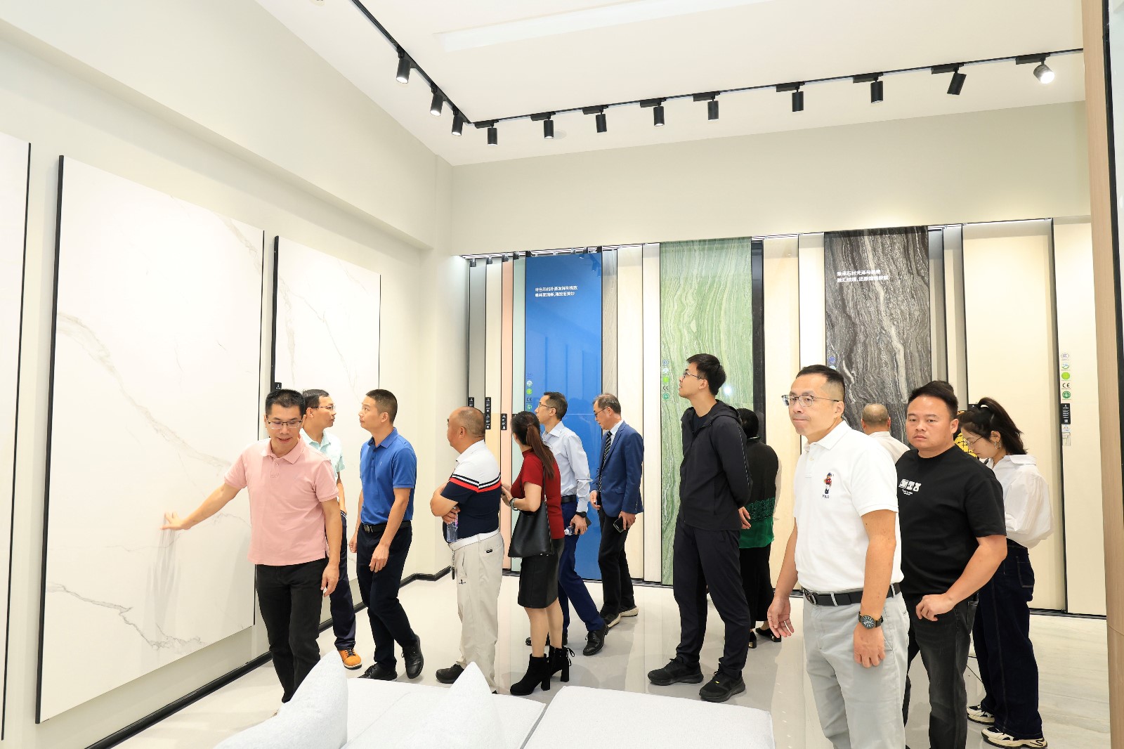 參觀展廳1.jpg 參觀展廳1.jpg