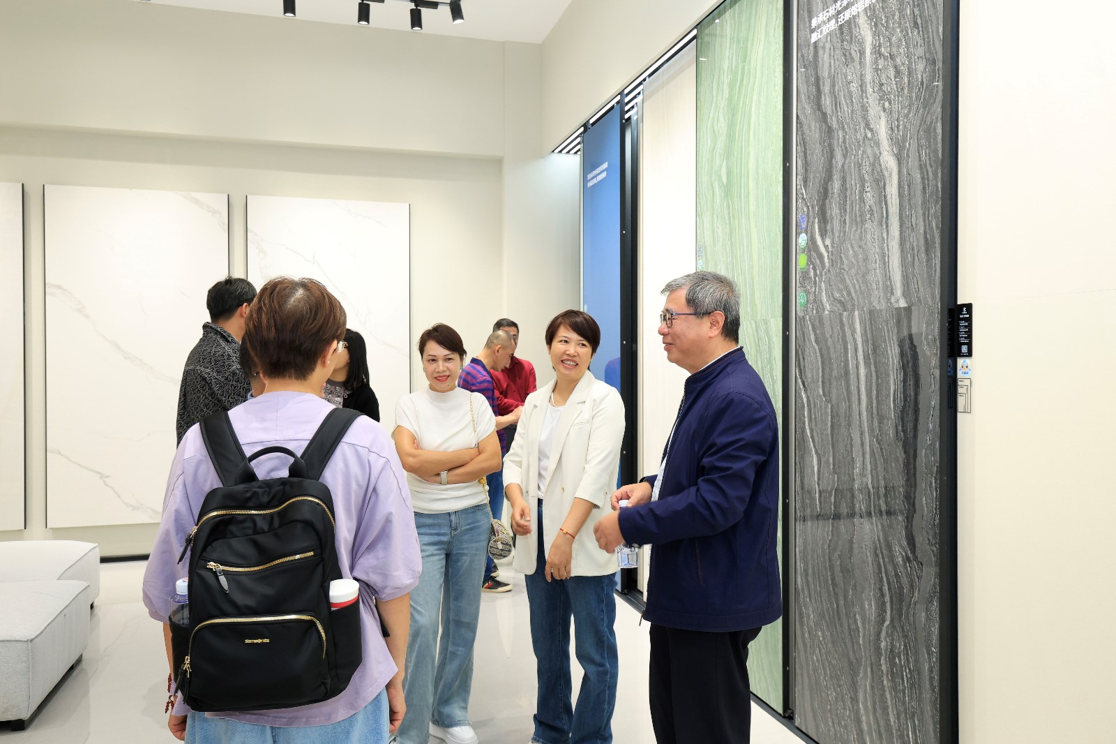 參觀展廳4.jpg 參觀展廳4.jpg
