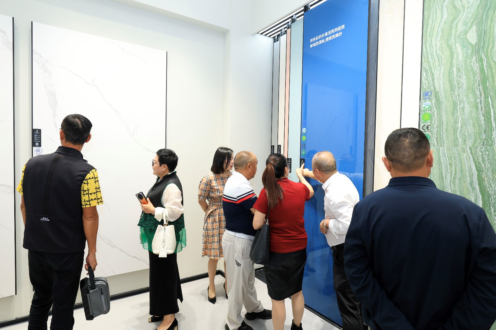 參觀展廳2.jpg 參觀展廳2.jpg